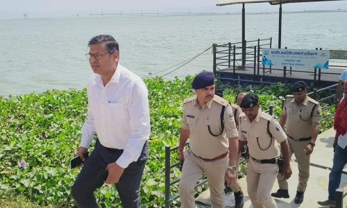 नाव परिचालन बंद होने से यात्री बेहाल, परवाना मिलने के बाद ही होगी सेवा बहाल