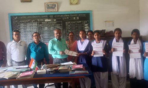 उत्क्रमित मध्य विद्यालय सागरथ में उत्तीर्ण सभी छात्र-छात्राओं को प्रगति पत्रक किया वितरण