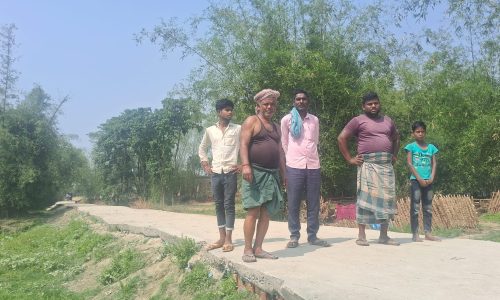 लखनपुर में पीसीसी सड़क निर्माण पर उठे सवाल, किनारों पर मिट्टी भरने की मांग तेज।