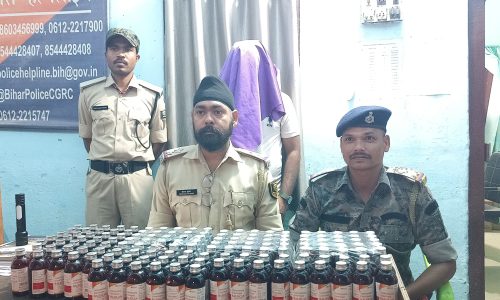 कोडीन सिरप के साथ बाइक सवार तस्कर गिरफ्तार, 146 बोतल बरामद।