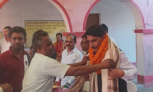 21 वर्षों की सेवा के बाद प्रधानाध्यापक को दी गई भावभीनी विदाई