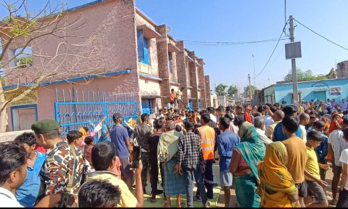 कुरसेला में छात्र लापता मामले पर बवाल: स्कूल घेराव, प्रधानाध्यापिका पर गंभीर आरोप, घंटों तक हंगामा