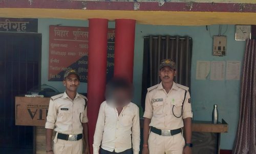 मक्का के खेत से 25 ली. देसी शराब के साथ तस्कर गिरफ्तार