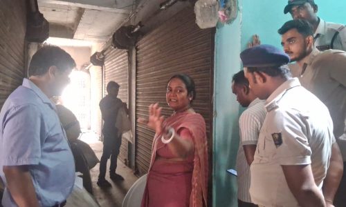 अवैध अल्ट्रासाउंड व नर्सिंग होम पर छापेमारी, मचा हड़कंप संचालक अल्ट्रासाउंड मशीन लेकर हुआ फरार।