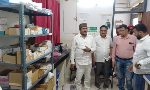 बरारी में सांसद प्रतिनिधि का दौरा,स्वास्थ्य केंद्र की व्यवस्थाएं परखी, गंगा घाट कटावरोधी कार्य में तेजी के दिए निर्देश