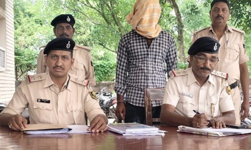 शराबबंदी मामले का फरार आरोपी राजा सिंह गिरफ्तार, न्यायिक हिरासत में भेजा गया।