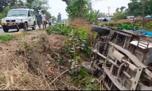 समेली प्रखंड मुख्यालय के समीप अनियंत्रित पिकअप पलटी, चालक बाल-बाल बचा