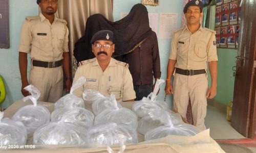 कुर्सेला में 55 लीटर देशी शराब के साथ 2 तस्कर गिरफ्तार, टोटो भी जब्त