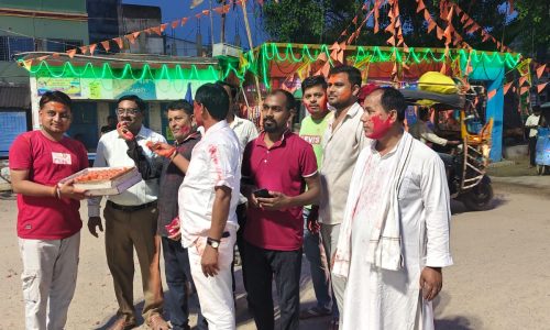 बंगाल जीत की खुशी में मनिहारी में एनडीए कार्यकर्ताओं ने मनाया जश्न।