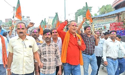 हसनगंज में भाजपा की जीत पर कार्यकर्ताओं ने निकाला विजय जुलूस, मनाया जश्न