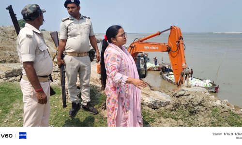 खेरिया घाट का अंचल पदाधिकारी ने किया निरीक्षण, क्षमता से अधिक सवारी बैठाने पर होगी कार्रवाई