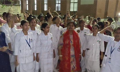 एएनएम कॉलेज में छात्राओं का हंगामा, शिक्षिका पर प्रताड़ना का आरोप, सड़क जाम कर किया प्रदर्शन।