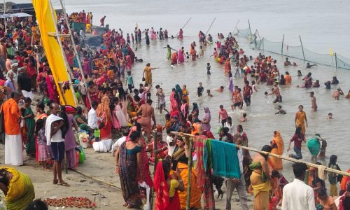 गंगा दशहरा पर मनिहारी घाट पर उमड़ा आस्था का सैलाब, श्रद्धालुओं ने लगाई पवित्र डुबकी