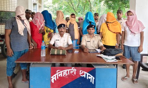 मनिहारी पुलिस की विशेष छापामारी: 11 गिरफ्तार, 6 वारंटी, आर्म्स एक्ट का आरोपी और 35 लीटर शराब जब्त।
