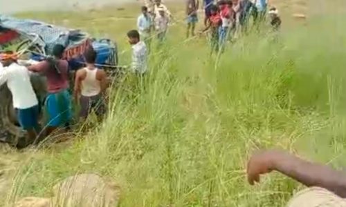 मक्का लोड ट्रैक्टर गड्ढे में पलटा, किसान घायल