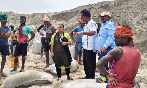 खेरिया गंगा घाट पर कटावरोधी कार्य का अधिकारियों ने किया निरीक्षण