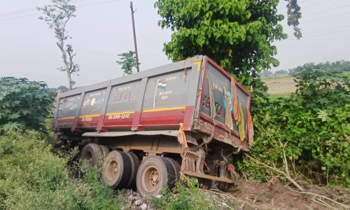 एनएच-31 पर दो सड़क हादसे, हाईवा पलटी, बाइक सवार दो युवक गंभीर