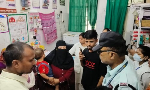 मनिहारी अस्पताल में लापरवाही: 16 महीने के बच्चे को एक्सपायरी पोलियो ड्रॉप पिलाने का आरोप, परिजनों ने किया हंगामा।