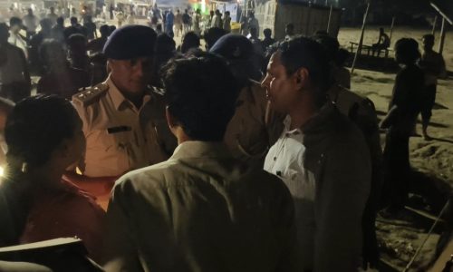 मनिहारी गंगा में नाव हादसा टला, 12 लोगों को सुरक्षित निकाला गया, एक मासूम बच्ची के लापता होने की आशंका, तलाश जारी