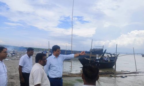 डीएम ने मनिहारी गंगा घाट पर रिवर फ्रंट और शवदाह गृह का किया निरीक्षण, लापरवाही पर जताई नाराजगी, 15 अगस्त तक काम पूरा करने का निर्देश