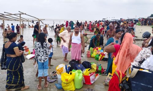 गुरु पूर्णिमा पर मनिहारी गंगातट पर उमड़ी भीड़, सुविधाओं के अभाव से श्रद्धालुओं को हुई परेशानी