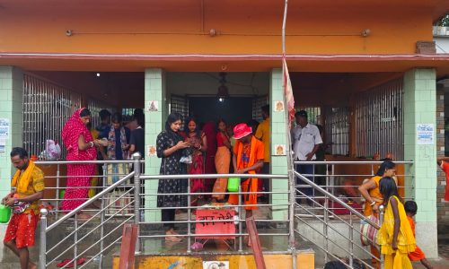 श्रावण की पहली सोमवारी पर मनिहारी गंगा तट पर उमड़ा आस्था का सैलाब, 50 हजार श्रद्धालुओं ने किया स्नान-जलाभिषेक