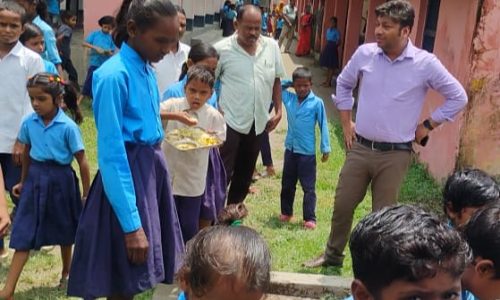 खबर प्रकाशित होने के बाद हरकत में आया शिक्षा विभाग, डीपीओ ने विद्यालय पहुंचकर की जांच।