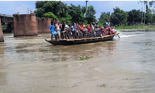 बाहिन नदी पर पुल नहीं बनने से बिहार-बंगाल के लोगों में आक्रोश, वर्षों से नाव के सहारे आवागमन