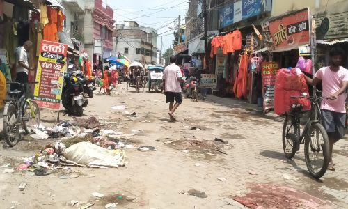 सफाई कर्मियों की हड़ताल से मनिहारी नगर में जगह-जगह लगे कूड़े के अंबार