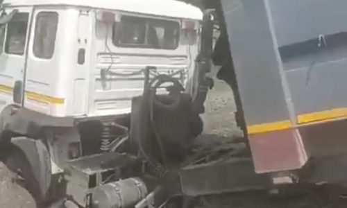 ग्वालटोली-कुशीदा मुख्य सड़क पर तालाब में उतरा 16 पहिया हाइवा ट्रक, बाल-बाल बचे चालक और खलासी