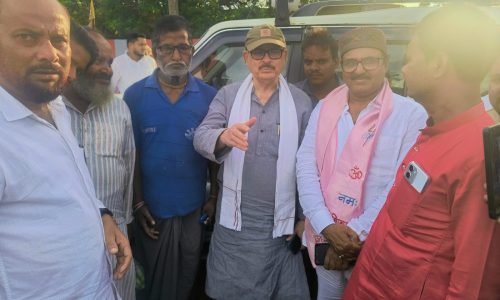 क्षेत्र भ्रमण पर निकले सांसद तारिक अनवर, ग्रामीणों की समस्याएँ सुनी ।