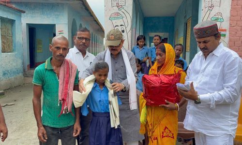 पैरों से लिखकर किस्मत संवार रही लक्ष्मी से मिले सांसद तारिक अनवर, हरसंभव सरकारी मदद का दिया भरोसा
