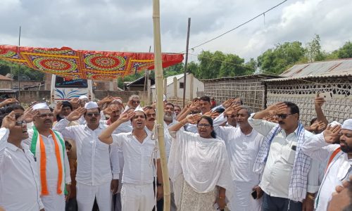 फलका में कांग्रेस कार्यकर्ताओं ने किया गरिमामय ध्वजारोहण, एकता और भाईचारे का दिया संदेश