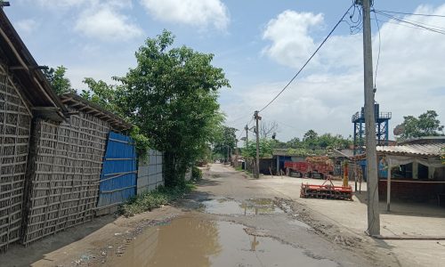 मननपुर-कवेया मुख्य सड़क जर्जर, राहगीरों की बढ़ी परेशानी।