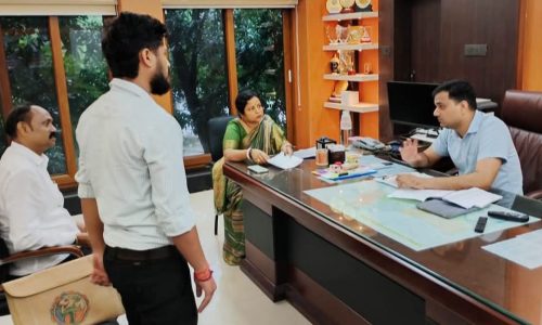 विधायक संगीता देवी ने डीएम से की मुलाकात, क्षेत्र की समस्याओं पर हुई विस्तृत चर्चा