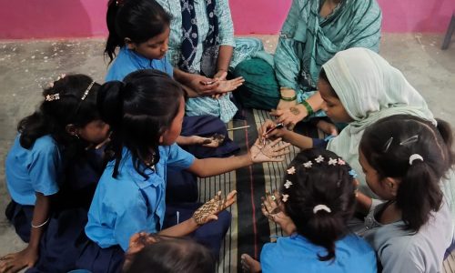 सावन माह में मेहंदी प्रतियोगिता से खिले बच्चों के चेहरे।