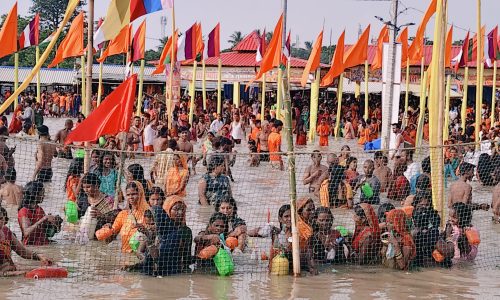 बोल-बम के जयकारे से गूंजा मनिहारी, गंगा घाट पर उमड़ा श्रद्धालुओं का सैलाब।