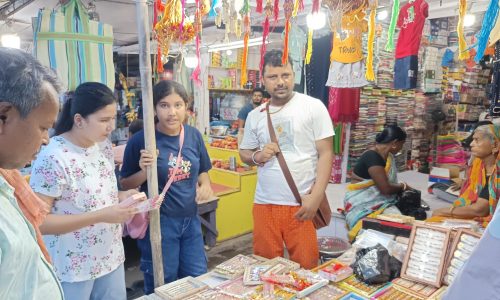 रक्षाबंधन पर फलका बाजार में उमड़ी भीड़, घंटों जाम से थमी रफ्तार