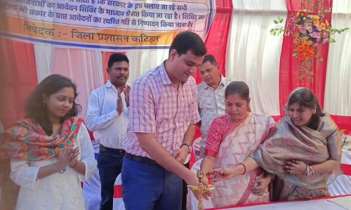 फलका हाट में लगा सहयोग शिविर, डीएम ने की पंचायत की सराहना