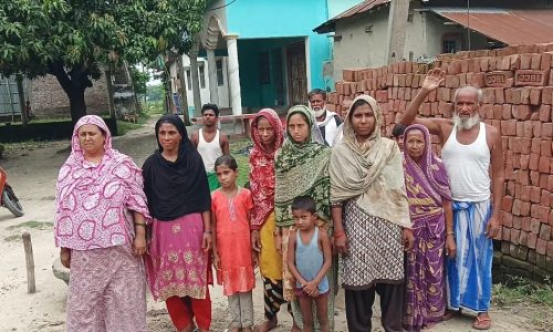 टे विद्युत पोल से हादसे का खतरा, ग्रामीणों ने नया पोल लगाने की मांग की।