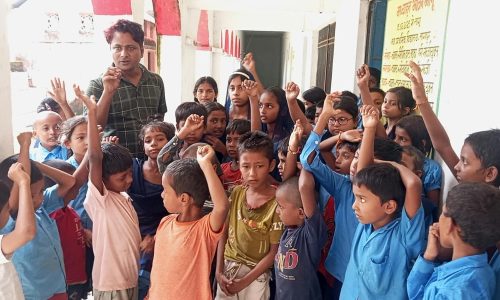 स्कूल में प्रधानाध्यापिका गायब, बच्चों के भोजन पर भी सवाल जिला परिषद के निरीक्षण में तारापुर प्राथमिक विद्यालय की व्यवस्था को बताया कटघरे में।