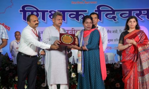 मनिहारी के एक ही परिवार के तीन भाई-बहनों को मिला राजकीय शिक्षक पुरस्कार।