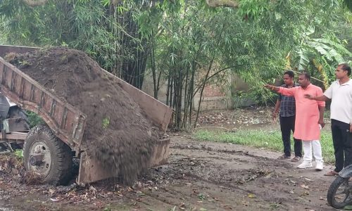 निजी खर्च से कच्ची सड़क दुरुस्त, पक्की सड़क का आश्वासन।