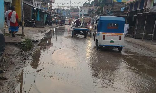 फलका–गेड़ाबाड़ी मुख्य सड़क पर जलजमाव से बढ़ी परेशानी