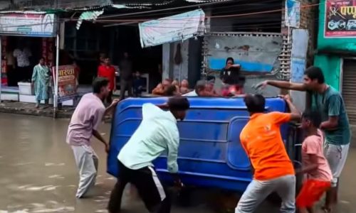 मथुरापुर मुख्य मार्ग बना जलजमाव का शिकार, गड्ढे में टोटो पलटने से चालक घायल