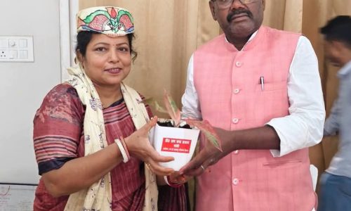 बलरामपुर में पार्क निर्माण की मांग को लेकर पर्यावरण मंत्री से मिलीं विधायक संगीता देवी