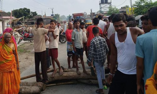 भंगहा में शराब बिक्री के विरोध में महिलाओं का फूटा आक्रोश, SH-77 दो घंटे रहा जाम।