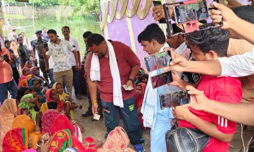 मनिहारी में बाढ़ पीड़ितों से मिले सांसद पप्पू यादव, सरकार पर साधा निशाना।