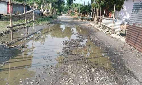 सड़क का निर्माण कार्य समय सीमा खत्म होने के बाद भी पूरा नहीं