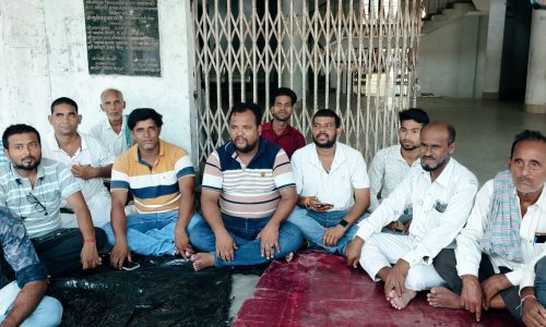 प्रधानमंत्री आवास योजना में वंचित लाभुकों का नाम जोड़ने की मांग, बघार पंचायत के लोगों ने दिया धरना